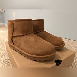 Never worn, classic mini ll Uggs!